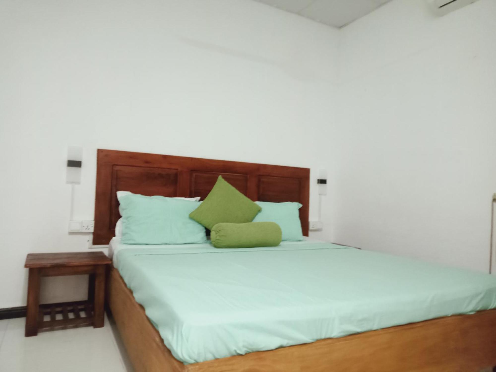 White Villa Hotel Trikunamalaja Zewnętrze zdjęcie